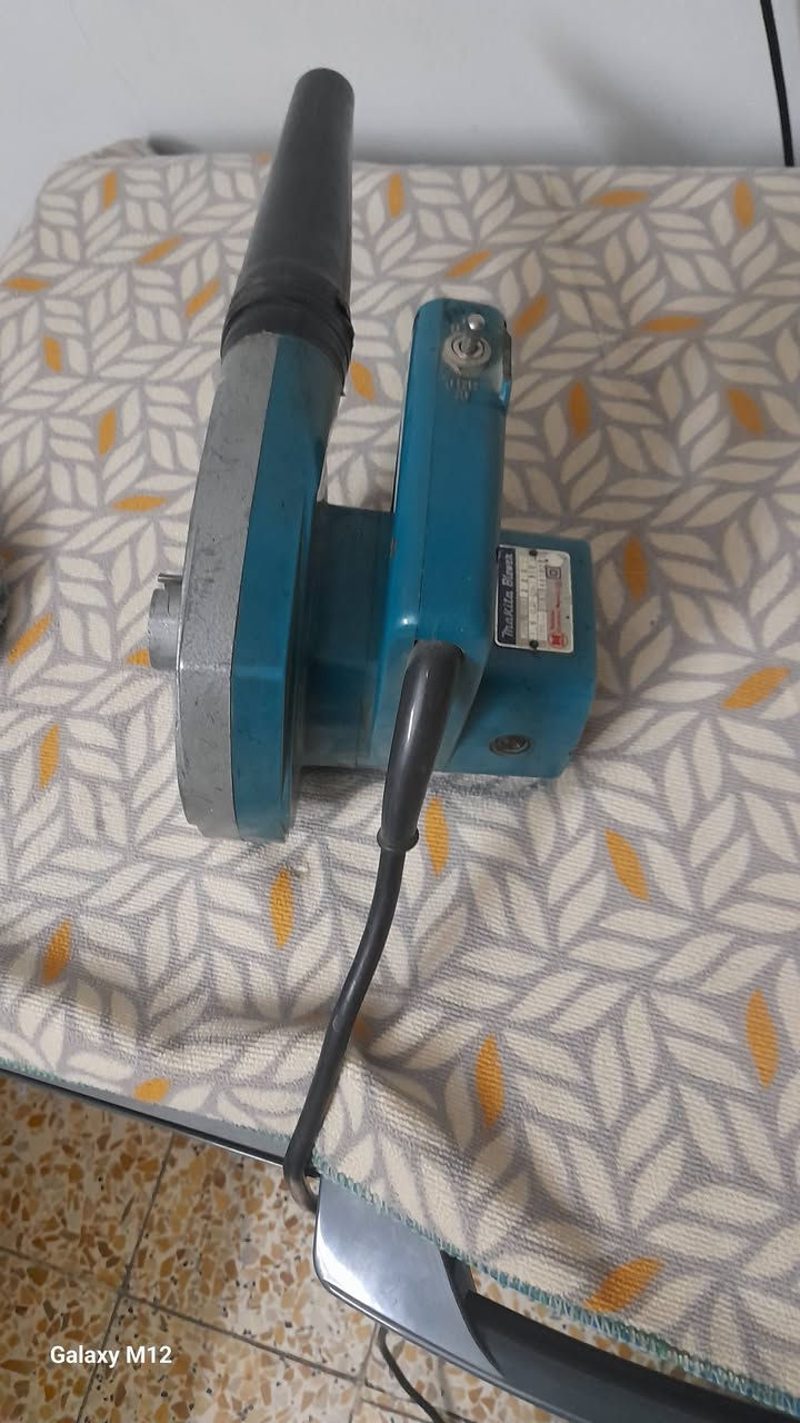 بلور ماكتا ياباني صارلة فوك ال٣٥ سنة عدنة وكلش نضيف وشغال والي يريدة يراسلني وتساب ويدلل ***********
