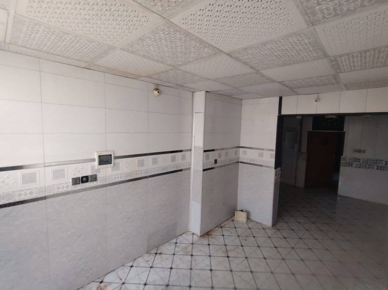 سلام عليكم  بيت  100 متر غرفه وصاله ومطبخ وستقبال  البيت  جاهز من كل شي سيراميك سقوف  مي كهرباء امسجل بلديه قرار محكمه  شارع المطار الجديد  حي صدر الثالث قريب على اسواق فدك  السعر 22 وبي مجال  مكتب الصدرين  ***********
