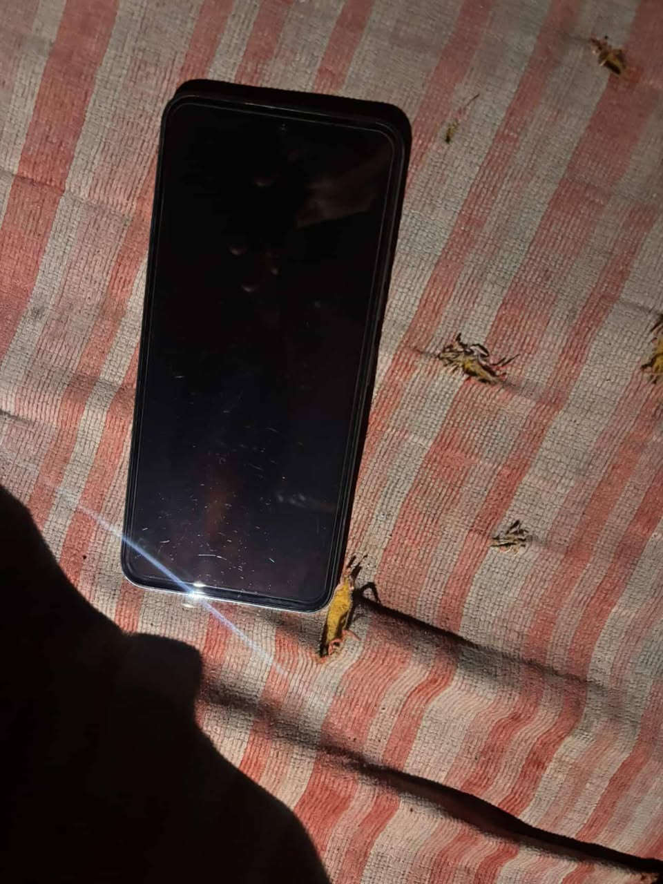 هاتف تكنو سبارك 30 برو (Tecno Spark 30 Pro) هو هاتف ذكي من الفئة المتوسطة يقدم مواصفات جيدة جداً لسعره، يبرز بشاشة AMOLED بحجم 6.78 بوصة ومعدل تحديث 120Hz، ومعالج MediaTek Helio G100 يدعم الذكاء الاصطناعي، وكاميرا خلفية رئيسية بدقة 108 ميجابكسل، وبطارية 5000mAh مع شحن سريع 33W، مع ذاكرة عشوائية تصل إلى 16 جيجابايت وتخزين يصل إلى 256 جيجابايت، ويأتي مقاومًا للماء والغبار بمعيار IP54..
أبرز المواصفات:
الشاشة: 6.78 بوصة، AMOLED، بدقة FHD+، سطوع 1700 nits، معدل تحديث 120Hz.
المعالج: MediaTek Helio G100 (6 نانومتر) مع دعم الذكاء الاصطناعي.
الذاكرة: 8GB/16GB RAM، 256GB تخزين داخلي.
الكاميرات: خلفية 108MP، أمامية 13MP.
البطارية: 5000mAh، شحن سريع 33W.
مقاومة الماء والغبار: IP54.
السعر :180 وبي مجال
مكاني بغداد حي الجهاد 
مكلف بالنشر
***********
