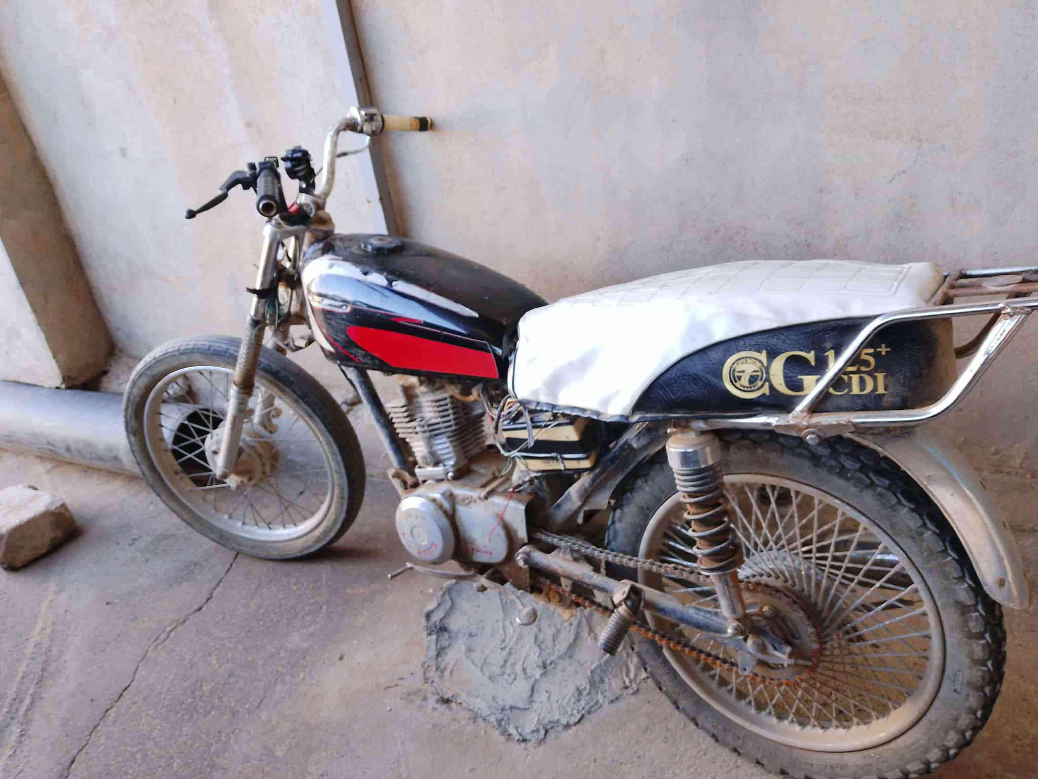 السلام عليكم توالي موطور للبيع بي ضو و محرك وتايرتين ويمشي ويشتغل الصبح وهندرو خارط السعر 115 وبي مجال رقم صاحب الحلال ***********
