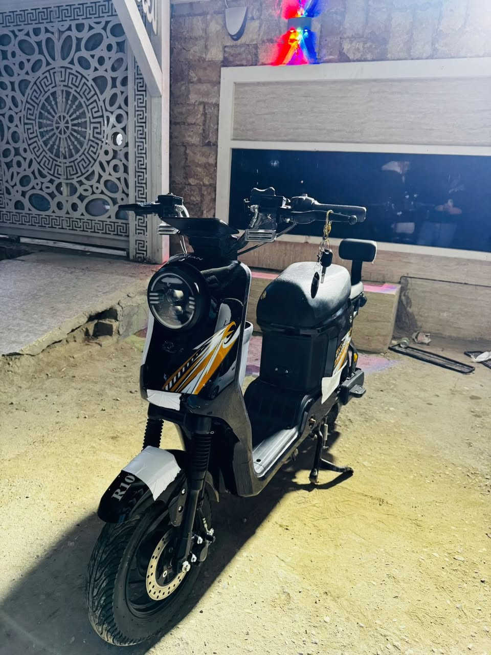 السلام عليكم دراجه شحن R10 للبيع جديد بطاريات خمسه كبار وبصمه وسيوج ثنين مكاني ناصريه مركز رقمي ***********
