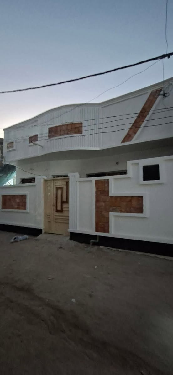 سلام عليكم بيت 100م  العنوان كربلاء الحسينيه العطيشي قرب معرض حردان طابو 25 استقبال وغرفه وصاله مفتوحه ع المطبخ حمام داخلي وخارجي طارمه صطح اشتايكر كله كامل كهرباء ماء مولد ذهبي السعر 58 مليون وبي مجال باقي التفاصيل اتصال  *********** مروس هم يرهم
