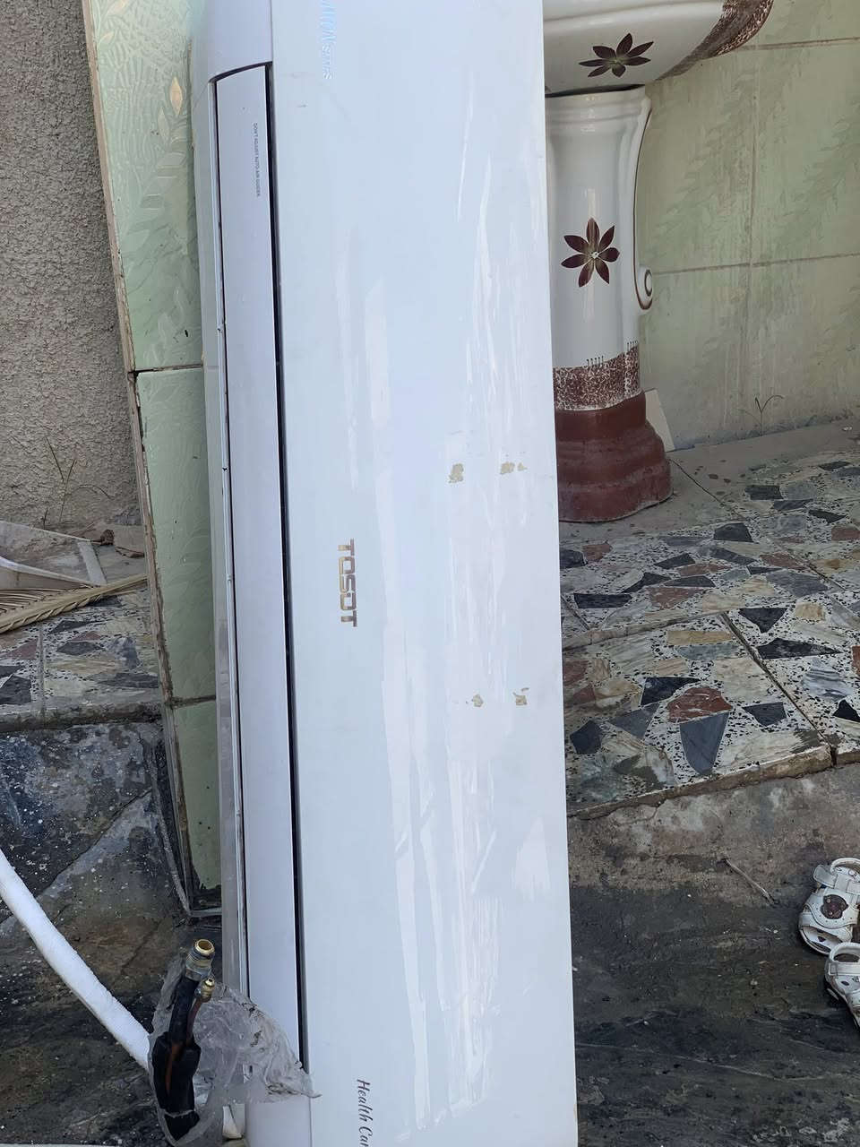 ---

للبيع سبلت توسوت 2 طن انفيرتر ECO اصلي ❄️

المواصفات من الليبل:
الماركة: TOSOT توسوت اصلي
الموديل: TS-H246OZM3 - انتاج 2020/11
النوع: 2 طن انفيرتر حار بارد - 24566 BTU
النظام: ECO انفيرتر موفر للكهرباء 40%
الغاز: R410A 
المناخ: T3 يتحمل حر العراق لحد 55 درجة
الوزن: 55 كيلو قطعة خارجية ثگيلة

الحالة:
✅ الكمبريسر وكالة مامفتوح ولا مصلح نهائياً 
✅ تبريده ثلج يجمّد، دفع الهوا قوي جداً يفيد لصالة جبيرة 6x5 او هول
✅ القطعة الداخلية والخارجية نظيفة، البدي مابي طعجات قوية

⚠️ الملاحظة المهمة:
السبلت كان شغال ويبرد فول، بس اثناء الفتح والنقل نقص الغاز. كان يسحب هوا نظامي قبل لا ينفك. 
يحتاج شحن غاز فقط ويرجع وكالة. مابيه ليك ولا عطل.

السعر: 500,000 دينار عراقي وقابل للتفاوض البسيط للشراي الصادق

مكاني: بغداد
ملاحظة: الفحص قبل الدفع، تكدر تجيب فني وياك. البيع بدون تركيب  بواري مالاته موجودات


**إذا كنت صاحب هذا الإعلان وتريد حذفه لأي سبب، رجاءا أرسل رسالة إلى الدعم الفني**