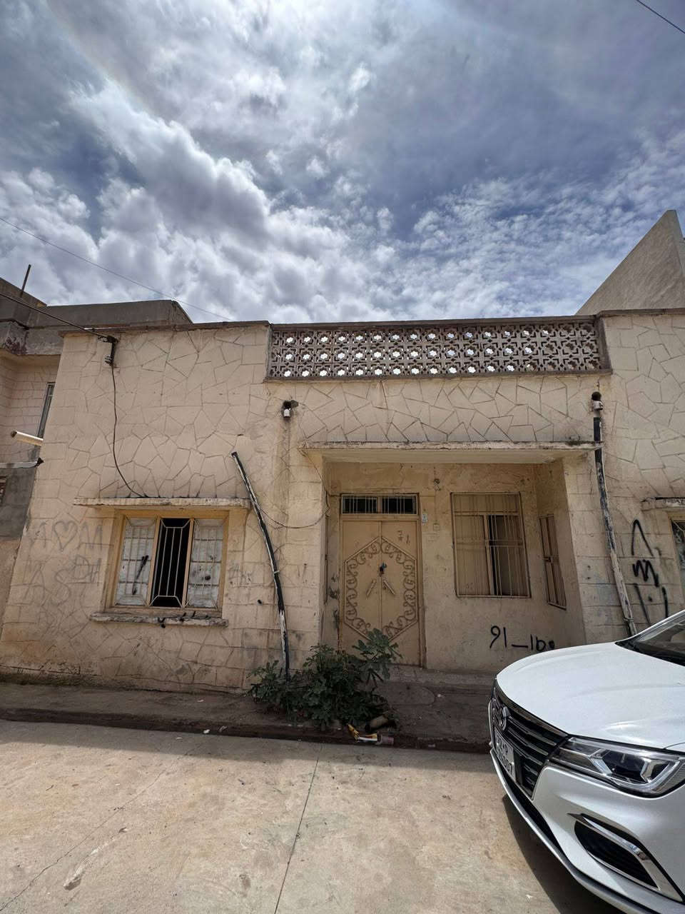 دار للبيع مساحتها ٢٩٢ متر واجهه ١٠ بيت قديم خلف عمارة السيد خلف الثاني خلف التجاري مقابيل وزارة الشباب طابو صرف  رقم موبايل ***********
سعر ٣١٠ وبي مجال بيت تفليش قديم
