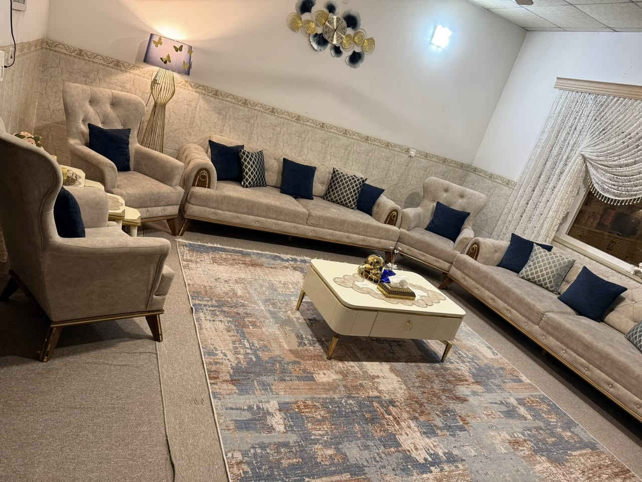 السلام عليكم 
طخم للبيع نظيف كلش وقليل مستعمل 
مع سيت طبله وسطيه طبلات مدرج مع ميز تلفزيون
مخفوره 2 ونص *3 ونص 
ساعه معدن
تيبلامب 
الاسعار خاص الاتصال على الرقم واتساب 
***********
