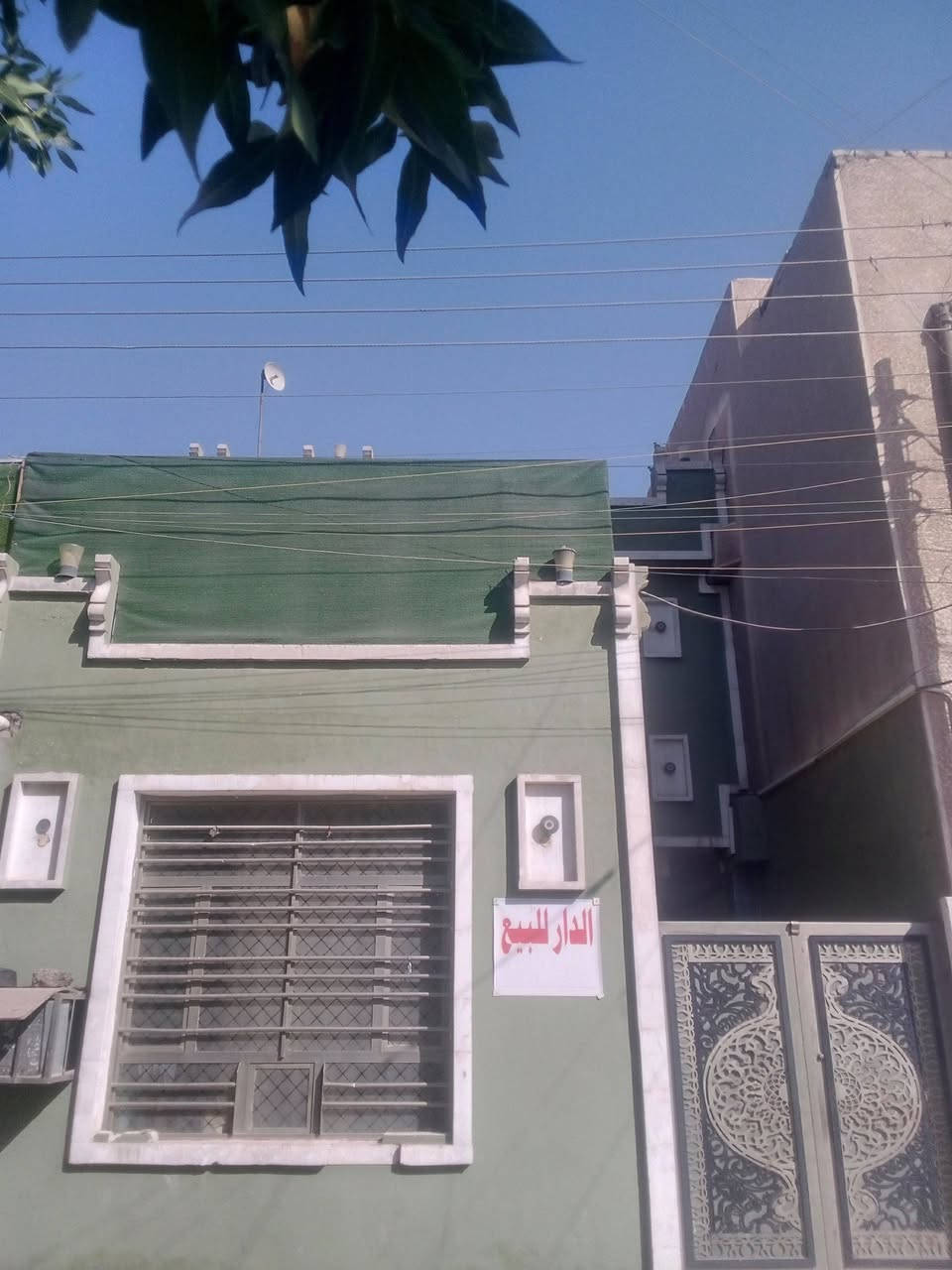 بيت للبيع  120 متر طابقين بسعر 270بي مجال الواجهه 6 والنزال 20 بناء حديث الطابق الارضي 3 حمامات +صالةوحمام سويت+مطبخ+غرفة نوم وحمام سويت+حوش الطابق الثاني 4 غرف نوم+.  بلكونه سطح 
العنوان بغداد الكرخ حي الاعلام شارع البدالة قرب مدرسة العقيده هاتف ☎️ ***********
