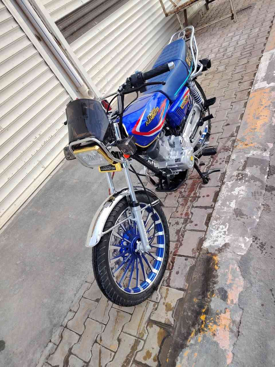 سلام عليكم دراجة لبيع موديل 25 نامي برو محسن مكينه ٢٠٠ ماشيه ٣٠٠ مستخدم اربعه ايام وبعده على سحك سعر ٨٠٠ وبيه مجال *********** مكاني جلولاء
