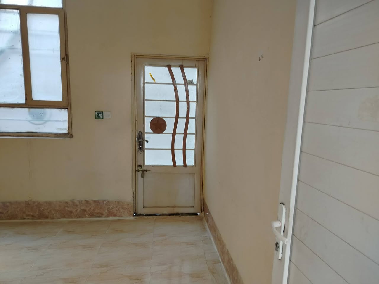 بيت ٥٠ متر طابق واحد للايجار كامل بس تجي وتكعد نظيف بي غرفة مطبخ صاله وبي كيزر كامل العنوان شارع ابو طالب ***********
