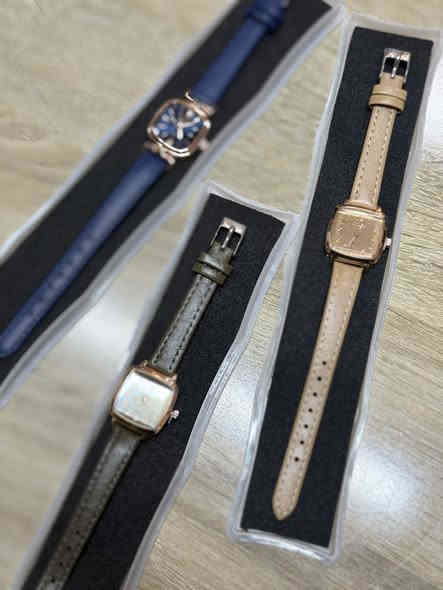 #وفرنالكم ساعات رجالي ونسائي 
# السعر ب 5 فقط 
# وسعر اقل بمناسبة عيد الطالب للعدد اكثر 
هيت حي الجمعيه شارع حامي حميد مقابل مجمع الملكه 
واتساب ***********
