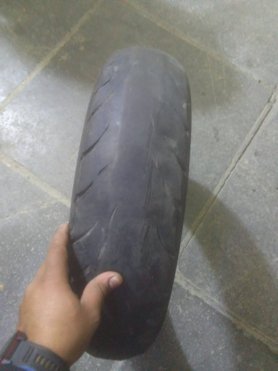 السلام عليكم شبابنه   وجبه زغيره تايرات بله غير مستخدم شرط لا فتيله ولا ركعه مكفول من كلشي  غير مستخدم بل عراق كل تاير او مكتوب قياسه عليه ايشي يعجبك تصل او خادم مكاني بغداد حي اور توصيل ماكو ***********
