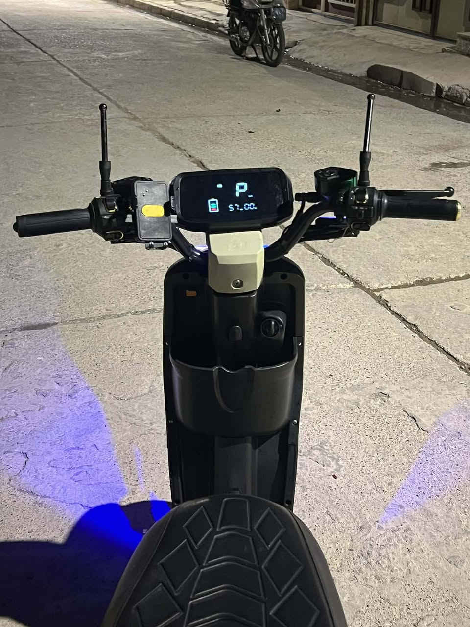 دراجا شحن خمس بطاريات 60v
20امبير يمشي 70 كيلو متر بلشحنه الواحده بي نطام الرجوع للخلف ملف 1600 واط سرعه 99 الحقيقي 70 اربع سرع مثبت سرعه بريكات دسك  جديد كلشي شغال المكان موصل حي العربي السعر 490 وبي مجال ***********
