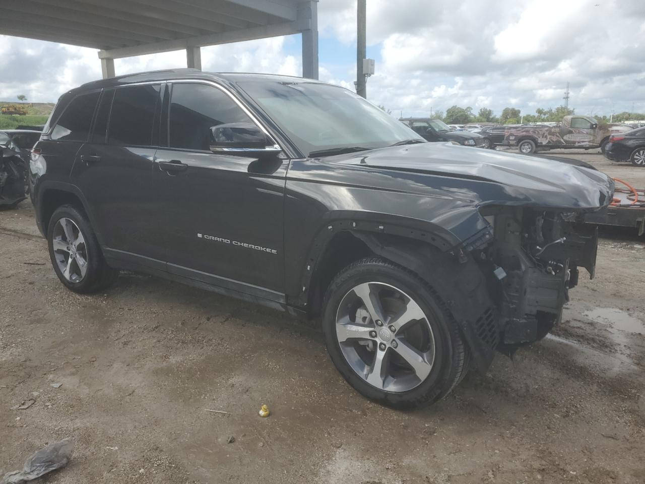 السلام عليكم
نوع السياره: 2024 JEEP GRAND CHEROKEE LIMITED

تاريخ المزاد 12/3/2026 
مده الوصول:من 70 يوم الى 90 يوم
السعر:حسب تاريخ المزايده
الضرر و المواصفات:حسب الصور المرفقه
حجم المحرك: 6 سلندر
نقل المتوفر : الأردن - جبل علي - مرسين - ام قصر
للمزيد من المعلومات الحضور الساعه الرابعه مساء الى مقر الشركه الكائن في بغداد اليرموك مجاور محطه وقود اليرموك
او الاتصال على الرقم التالي
اوقات الدوام 4عصرا - 11 
009647817770664
00962799619838
Falah Auto for American and Canadian Auctions


**إذا كنت صاحب هذا الإعلان وتريد حذفه لأي سبب، رجاءا أرسل رسالة إلى الدعم الفني**