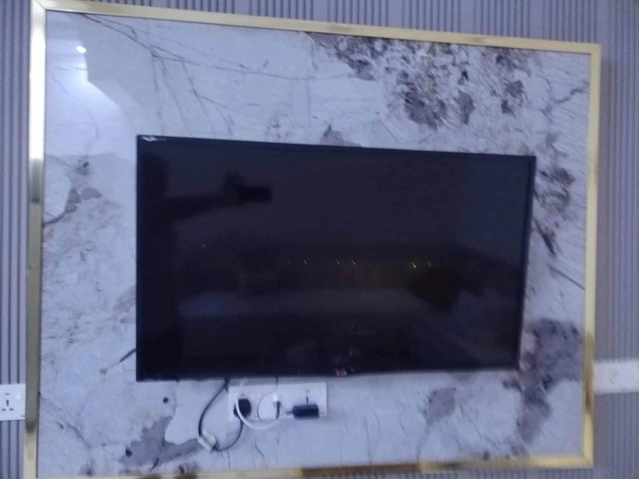 تلفزيون نوع LG باب اول حجم 43 للبيع بدون نيت تلفزيون اتصال على هذا رقم ***********
