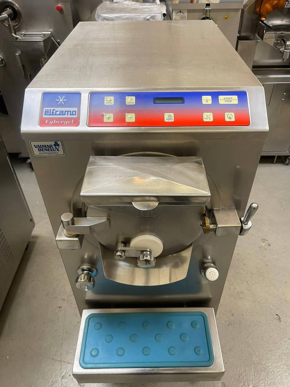 #معرض #الايطالي
إنتاجيه Ds إلفرامو أيطاليا 🇮🇹
8-6 لتر 
مستخدم اخو الجديد 
نضيفه جدآ 
كلشي بيه بلادي على وضع الشركة 
تبريد ماء 
3فيز 
المكينه جاهزه من كلشي 

✨

السعر والتفاصيل مراسله الصفحة 
اؤ الأتصال هـ   ***********
العنوآن بصره 
#سيدحسين
