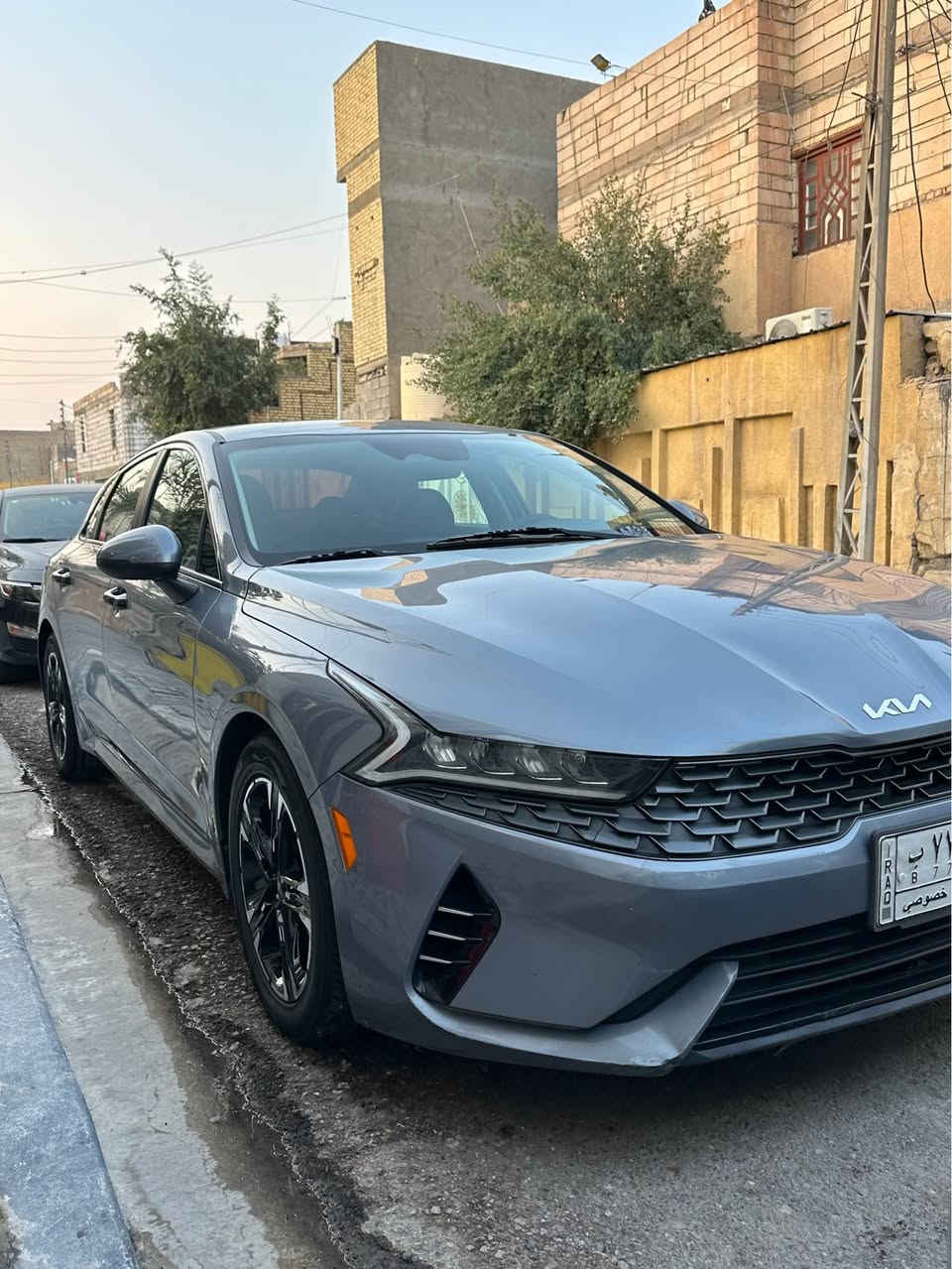 السلام عليكم 
كيا k5 موديل 2022  معوقين سنويه تنتهي 2027 
لون رصاصي غير محدد محرك 1600 تربو كير AT حادثها موضح بالصوره 
مابيها لاصبغ ولا تبديل فقط تكحيلات وبارد 
ماشيه 110 الف كيلو 
مواصفات عاديه 
رادار امامي 
قيادة ذاتيه 
خروج عن المسار 
اوتو هولد 
اوتو ستوب 
عليها ويل مال GT line
السياره بيها رصعات بالبدي بمكانات مختلفه يعني شوف العين وبيها بالقماره مال نقل بالحاويه كذلك شوف العين 
السعر 155 وبي مجال 
مكاني البصرة القبلة قرب البريد 
رقم الهاتف *********** البصرة, العراق
