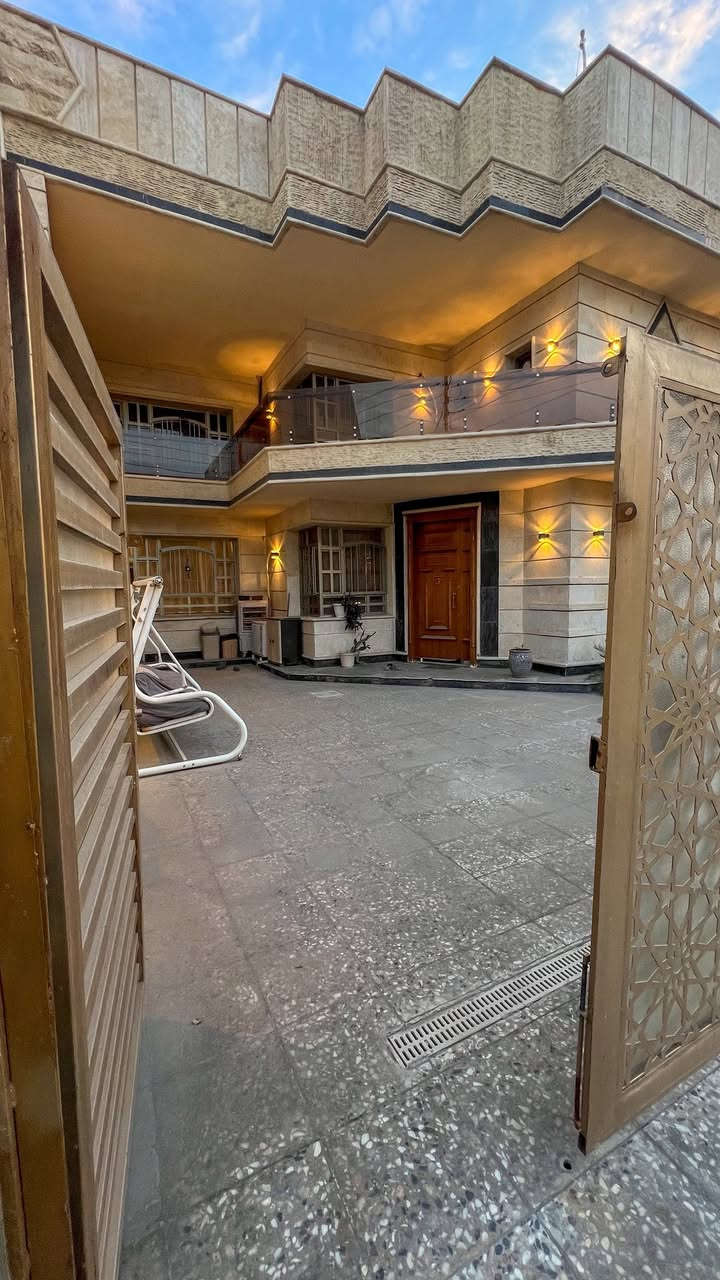 للبيع (بناء حديث 2021) 🏠

📍 الموقع: بغداد - حي الحسين / ضباط الملحانية .

المساحة: 300 متر.
واجهة 15 متر × نزال 20 متر.

تفاصيل البيت:
• الطابق الأرضي: صالة استقبال (9×5م)، هول (5×5م)، هول داخلي (حولي) واسع، مطبخ حار وبارد كبير (10×5م)، غرفة نوم أرضية (5×5م)، وحمامين.

• الطابق الثاني: 4 غرف نوم (منها 3 غرف ماستر سويت)، وحمام إضافي.

• السطح والخدمات: مخزن كبير (سندويج بنل 6×5م)، سقيفة مع خزانات عدد 2، و3 سخانات.

• الخارج: كراج وحديقة داخلية كبيرة ومرتبة.

• الإضافات: مناور عدد 2 مغلقة بالكامل لحد السطح لضمان الخصوصية والإضاءة.

📞 للاستفسار والتواصل واتساب:
***********

