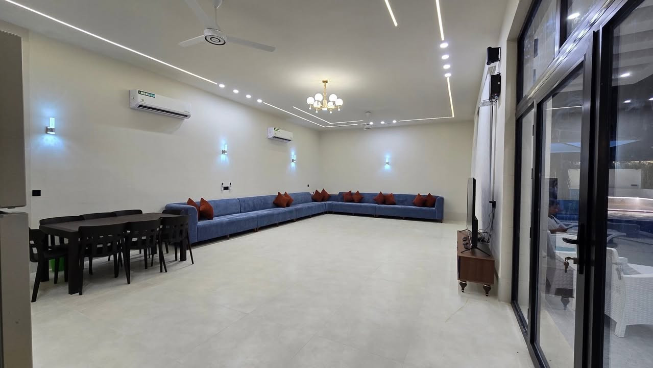🤗 تم افتتاح منتجع سيلا 😍 من اجمل المنتجعات في قضاء بلد موقع مميز وتصميم عصري تتكون من 
غرفة ماستر و غرفة ٤ اربع أسرة 
صالة + مطبخ
 صحيات داخليه وخارجيه 
جلسه مطله على المسبح
 حديقه وكراج يتسع 6 سيارات
 المزرعه مكيفه بالكامل ومجهزة بأنترنت وسيستم صوت داخلي وخارجي ، تبدلين الماء وتنضيف المسبح لكل شفت
للحجز والإستفسار اتصال او واتساب 
***********
