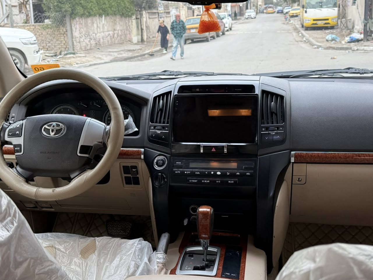 السلام عليكم لاندكروز2013
بريم 
فتحة سقف 
شاشة 
تحكمات ستيرن 
لايت منضومه زينون 
بصمة 
كراسي كهرباء 
3 قطع تبريد 
6سلندر 
حساس امامي خلفي 
زراك لايت 
ثلاجة وسطية 
كراسي جلد 

السياره بيها فقط دعاميه إماميه صبغ  
جديدة السيارة وكلش حلوه 

السعر،36500 مجال بسيط 
يعني 365
مكان السياره بغداد الجديدة 
***********
