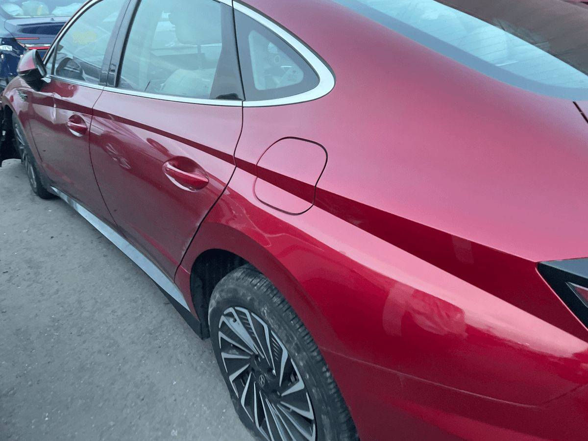 الي يدور سوناتا كليين بدون حادث و بسعر السوك بالداخل
للبيع – هيونداي سوناتا هايبرد 2024 (الشكل الجديد)  
🚗 السيارة كلين مثل ما تشوفون  
كارفاكس موجود وسليم
لون كرزي مميز 🍒 
📅 موعد الوصول: الخميس 19/2/2026  
(الاسبوع القادم)

التفاصيل المالية:  
(مرك + ضريبة + تعقيب كامل) 40 ورقة  
- نقل السيارة: 18 – 20 ورقة  
- سعر السيارة (الفاتورة): 143 ورقة  
ترقيم 180 الف
تريد ابيعك بفاتورتها تريد بنقلها

للاستفسار والتواصل:  
- واتساب: ***********  
- اتصال مباشر: ***********
