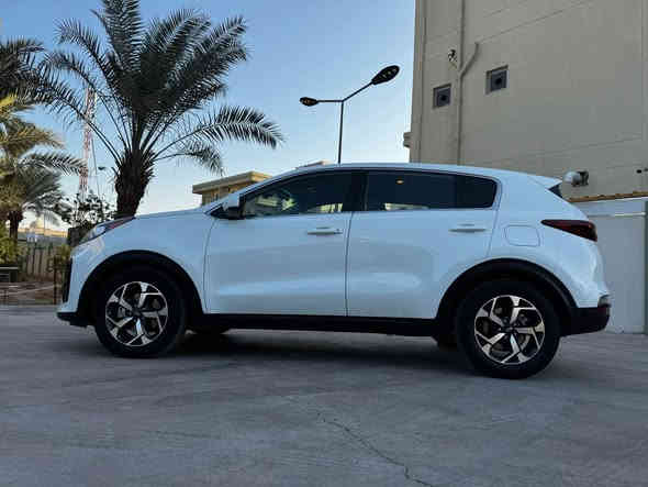 سلام عليكم 
كيا سبورتج للبيع فقط 
مديل 2021 امريكي حادثها مبين بالصور  صبغ بابتين جهة الصدر والصندوق وربع الجاملغ الأمامي توحيد لون بدون ايرباك السيارة حلوه وجاهزة من صدر وتايرات كير مكينه كفاله رقم بغداد وتحويل مباشر  ماشيه 78000miمكانها بغداد الرصافة
سعرها 163$ ورقة وبيها مجال للطيبين 
للاستفسار *********** بغداد
