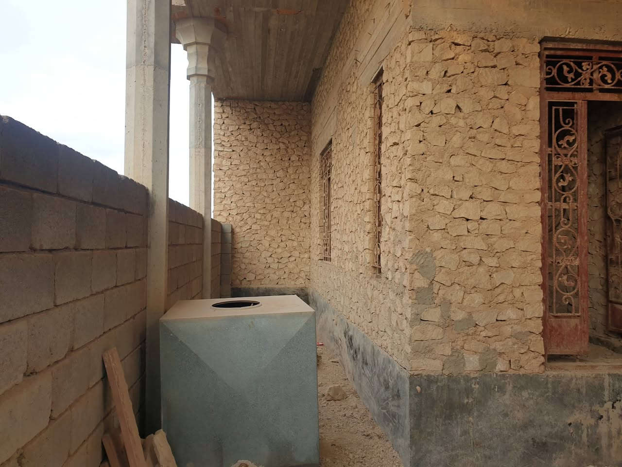 هيكل طابو صرف طابقين منطقة السبحاني قرب بيت الشيخ محمد الفتيح يتكون الهيكل من استقبال وهول وغرفة نوم عدد( ٢)وصالة ومطبخ وصحيات داخليه  
الطابق الثاني/يتكون من غرفة نوم عدد( ٢) وبيتونة 
مسلك كهرباء ومجاري كامل /الاستفسار مكتب عقارات الصفا الانبار قضاء حديثة الحي العسكري قرب منفذ النواعير*********** // ***********
