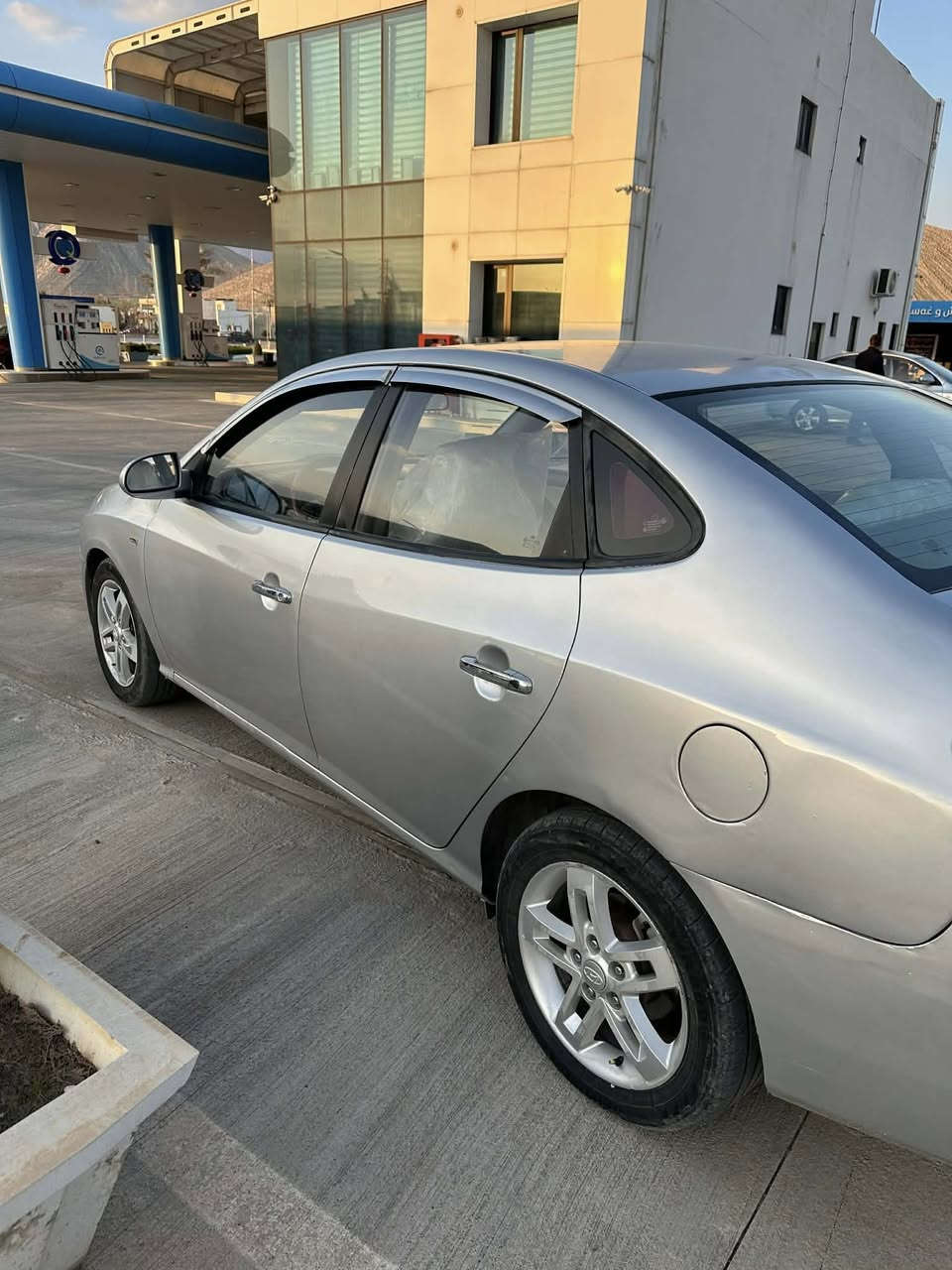 هۆندا ئاڤانتی ٢٠٠٨لۆک لۆک 
بێ چاڵ و شوخت 
بەردی بیلادی تێدا
کوشن جلد و هیتەر  جەگ
ئاوێنەشەفت
تەبریت لەمس

سەیارەکە مەسرەف کراوە هیچ مەسروفێکی تیا نیە تا بڵێ جوانە بێ چاڵ و شوختە 
ڕۆنی تازە گۆڕاوە ٤تایەی لۆکی لەژێرە

سەقفی وەک و شوشەیە 
کەفەر گۆڕاو بە شەرت 
گێڕ و مەکینەی بەشەرت
سەرە دەبڵی لای سەکنی گۆڕاوە
 نرخی ٤٦گەلاو کەمێک مەجال

شوێن چوارقوڕنە 

***********
