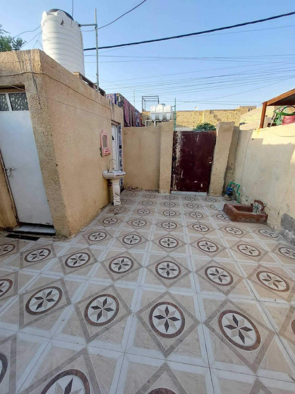 السلام عليكم مشتمل للبيع حي جهاد قرب سوق حي جهاد  بناءقديم للإستفسار اتصال ***********
