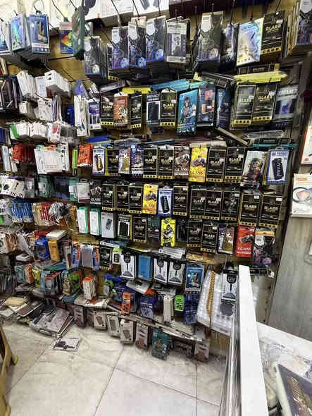 اكسسوارات موبايل للبيع تصفيت محل المحل كامل من كفرات ولاوصق وشاحنات وسماعات ما يقارب بيه اکثر 5000كفر 90% انواع حديثه
ودفتري 
وشفاف 
للاستفسار ***********
