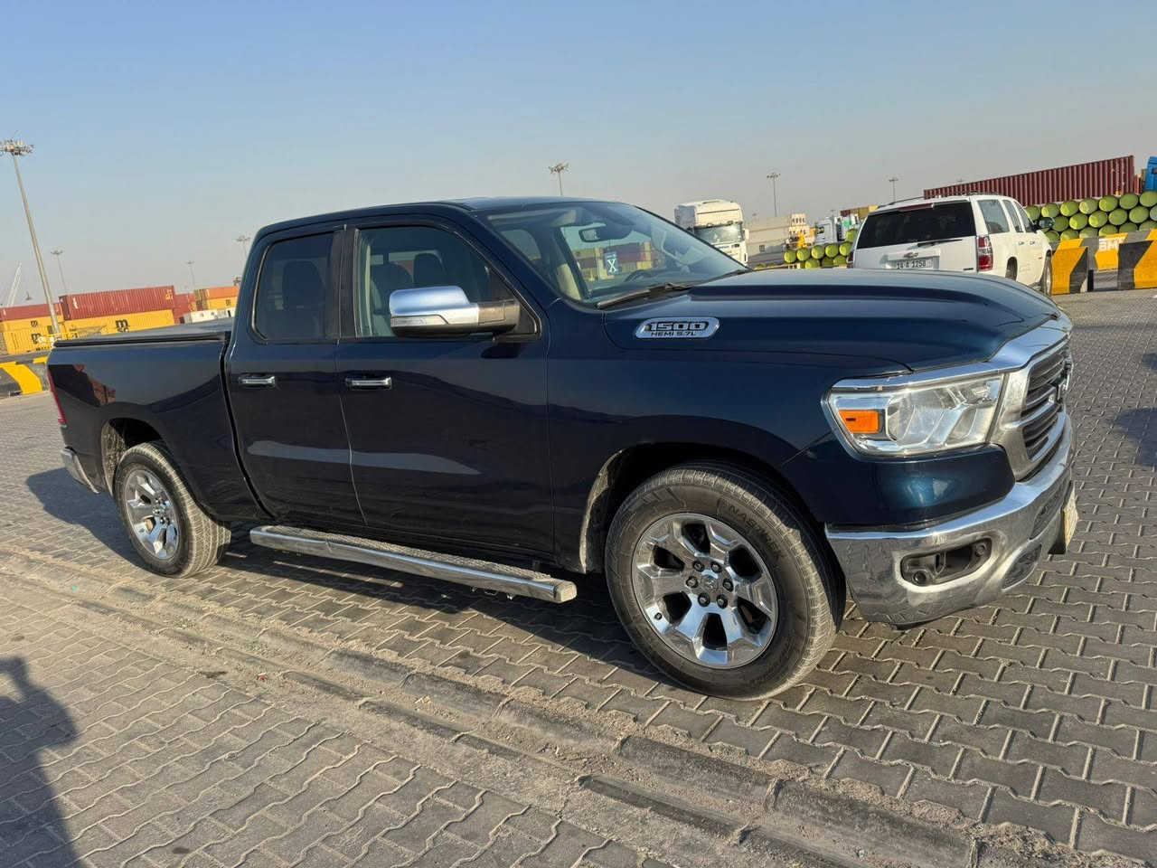 السلام عليكم سياره رام BIGHORN  هيمي 8 سلندر 5700 باب قصير   مديل 2020 بصره السياره بيها 3 قطع راجعات نفسهم ما بيها شي مبدل ع لبلاد السياره مكفوله من كير ومكينه السياره جاهزه من كلشي ما بيها نقص شي ماشيه 149Km  السياره حلوه مال جناي صوره الحادث موجوده بالمنشور 210$ وبيها مجال قليل  مكاني بصره قرب جسر المعارض 
***********

