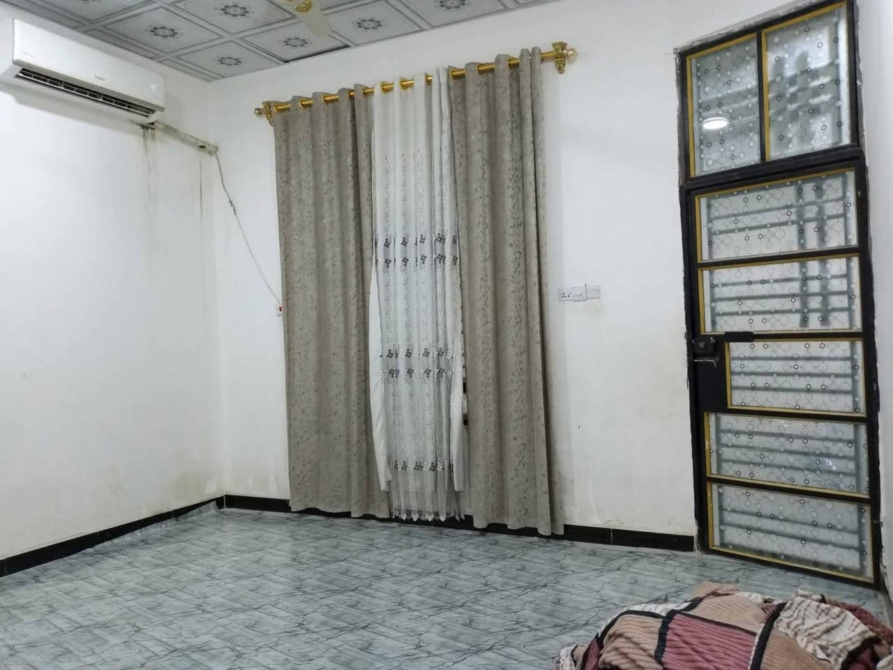 بيت للبيع  مساحه البيت الكلي ١٣٠ الواجهيه ٧ونص  والنزال ١٥
ديوانيه العرض ٤ والطول ٥
الهول ٤ +٦
الغرف ٤+٤
المطبخ ٤+٣
الملحقات حمام تواليت داخلي
تواليت خارجي  المكان البصره الجزيره شارع اليوبه حي الرايه  السعر البيت 55 وبي مجال استفسار ع رقمي بي واتساب لحد يرسلني ع ماسنجر لن متقيد حالين ***********
