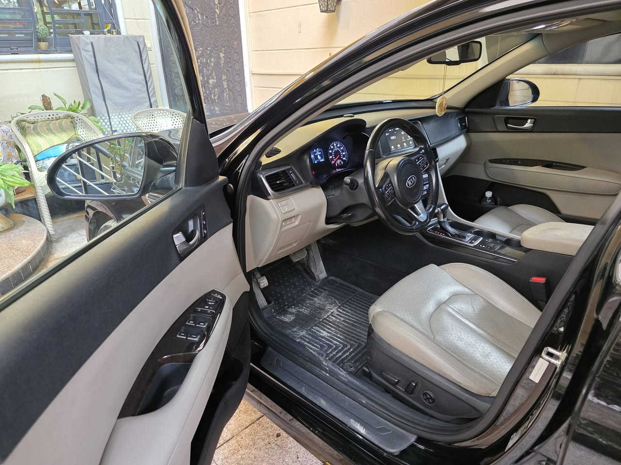 اوبتيما موديل 2018
وارد امريكي حادثها بس بنيد مصبوغ بدووون دوااخل وصور الحادث مرفقة معها ورقم الشاصي موجود 
السيارة جديدة بمعنى الكلمه ومابيها اي نقص 
ماشية 58 الف ميل 
مواصفاتها فوووول الفل 
وباسمي وهزتها جديدة 

مكاني بغداد حي العدل 
السعر 143 ورقة وبيها مجال 
***********
