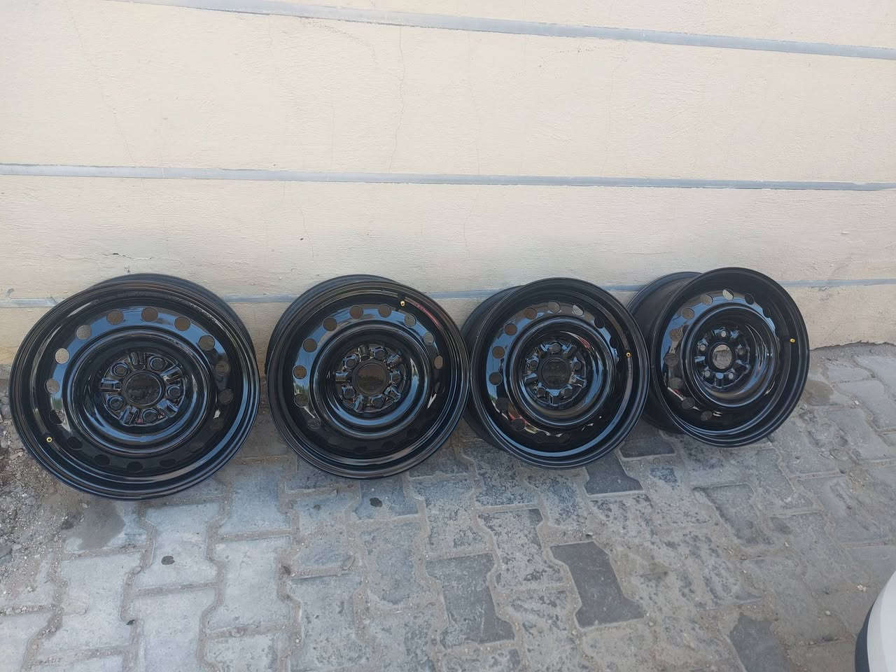***********
تخم وياله مال كورلا شفه عاليه حجم ١٦ اصلي ياباني السعر١٢٠ هوه وتخم ستدات نيكل جدد مكاني بغداد الحريه
