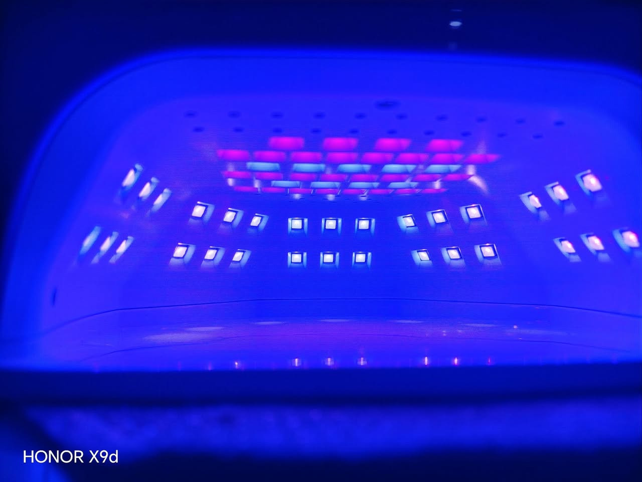 جهاز تجفيف الأظافر الاحترافي Sunuv C11 (جديد)
ا
للبيع جهاز Sunuv Nail Lamp C11 المزدوج بتقنية LED/UV لتجفيف وتثبيت جميع أنواع طلاء الأظافر الجل والأكريليك بسرعة وكفاءة عالية، مما يمنحكِ تجربة صالون احترافية في المنزل. الجهاز جديد تماماً ومعبأ في علبته الأصلية مع المحول الكهربائي الخاص به ودليل الاستخدام. [1, 2]

✨ مميزات الجهاز:

تقنية مزدوجة 2-in-1: يدمج بين أشعة UV و LED لضمان تجفيف سريع وآمن لجميع أنواع الجل.

شاشة رقمية ذكية: تعرض الوقت بوضوح لمعرفة مدة التجفيف بدقة.

مؤقت ذكي متعدد المستويات: يحتوي على أزرار لضبط الوقت لتناسب مختلف أنواع الطلاء.

مستشعر تلقائي (Auto Sensor): يعمل الجهاز تلقائياً بمجرد إدخال اليد وينطفئ عند إخراجها.

توزيع مثالي للإضاءة: تصميم مريح يغطي كامل اليد لضمان جفاف متساوٍ ومنع وجود مناطق ميتة


**إذا كنت صاحب هذا الإعلان وتريد حذفه لأي سبب، رجاءا أرسل رسالة إلى الدعم الفني**