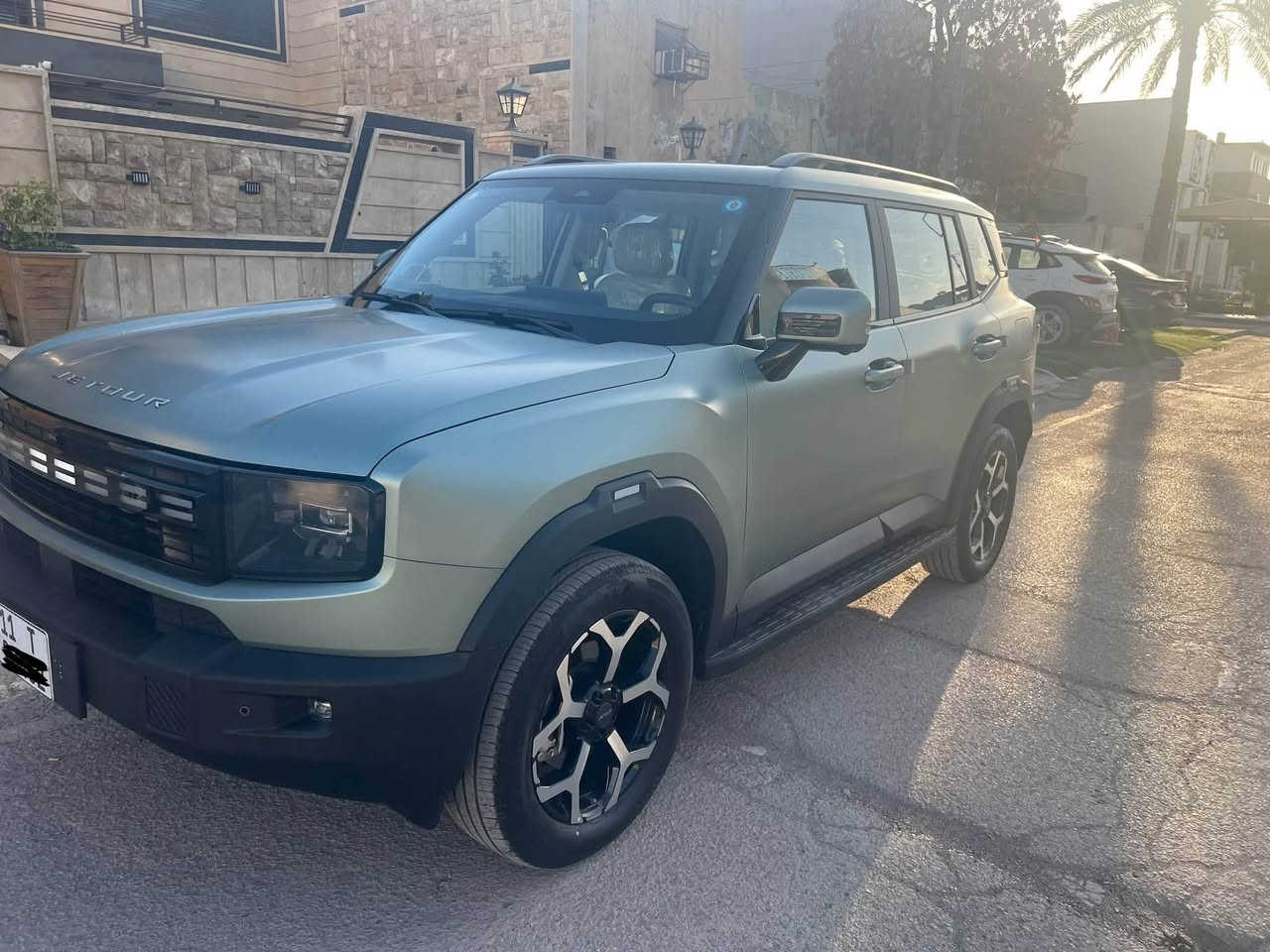 Jetour t1 i-DM 2026
جيتور t1 موديل 2026 هايبرد ( اخت الزيرو)

لونها زيتوني مات طافي (هذا اللون سعرة اغلى ب مليون من بقية الالوان ) 

!! ماشية 500 كم فقط!! 
!! مرقمة رقم جديد بغداد !!
!! سعر 42 مليون دينار عراقي !!

!!نظيفة تماماً ما بيها ولا شخطة!!
شوفها بالصور بعدها بالغلاف
للتواصل ***********
عنوان بغداد يرموك

مميزاتها :
✨ سقف بانوراما كامل ✨
✨ نظام هايبرد يجمع بين البانزين و الكهرباء
✨ إنارة داخلية Ambient Lighting(تكدرون تشوفوها بالصور)
✨ ٩ كامرات و حساسات (رؤية540°) تنطي صورة 3D للسيارة
✨ نظام تحذير من الاصطدام و فرامل طوارئ أوتوماتيكية
✨ نظام المحافظة على المسار
✨ نقطة عمياء (Blind Spot)
✨ مساعد ركن ذكي (Auto Parking)
✨ عدة Airbags

✨ شاشة كبيرة ذكية 15 inch تحتوي على:
نظام تشغيل ذكي (Smart System)
ربط موبايل (Apple CarPlay + Android Auto)
ذكاء اصطناعي + أوامر صوتية تتحكمين بالسيارة بالصوت (مكيف، موسيقى، نوافذ…)

✨ مميزات قيادة:
وضعيات قيادة متعددة (Eco / Sport / Normal)
مناسبة للطرق الوعرة والمرتفعة
توفير عالي بالوقود (هايبرد)

!!ضمان عشر سنوات من الشركة!!

🌛و تجي وياها نسختين بصمة لون ابيض و اسود🌜
