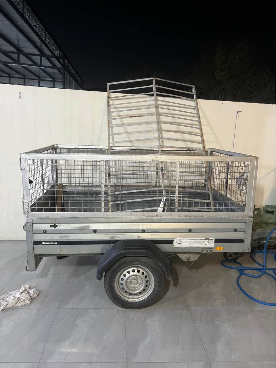 عارةبانةي دواي سةيارة
الماني وەجبەی قەدیم
مەنەفێستی لەگەلە
پێشەوەی قەلابە
کارەبایاتیی مەزبوتە
دوو چەمچەی لەگەلە
*********** أربيل, العراق
