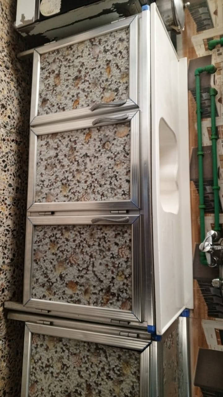 سلام عليكم عندي كاونتر 4قطع نضافه80/100السعر 300عنوان بغداد وعندي توصيل ***********
