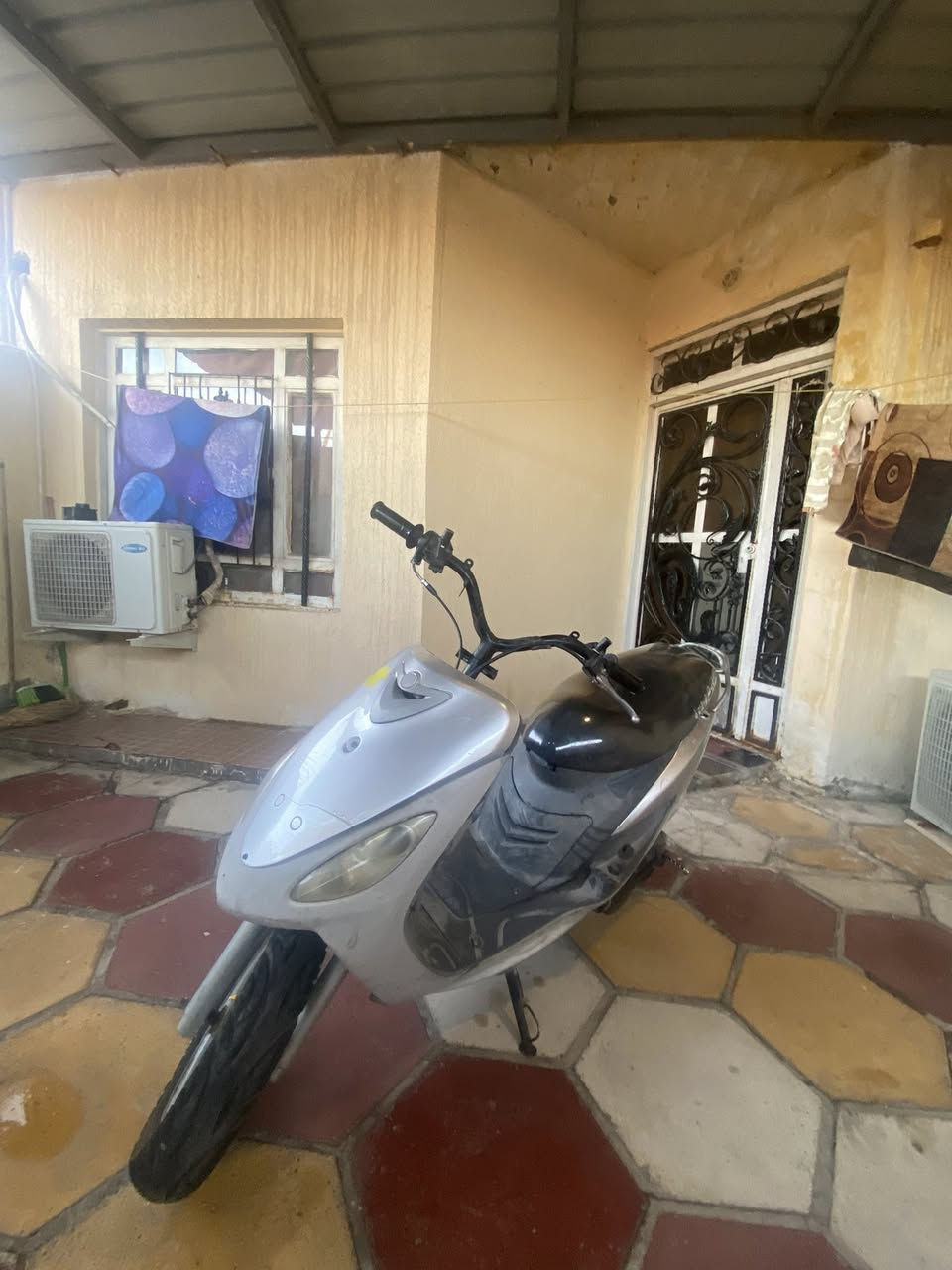 دراجه ماكس قجمه دراجه كامله مكمله ما بيها اي عطل المكينه نضيفه وتجفيت جديد ومضبوط فقط نقصها جبنه ملف بدلها غيره ماكو نقص اكزوز وعينه وغيرها كلشي موجود العنوان البصره المعقل السعر ٤٢٥ وبيها مجال إذا شراي رقم الهاتف ***********
