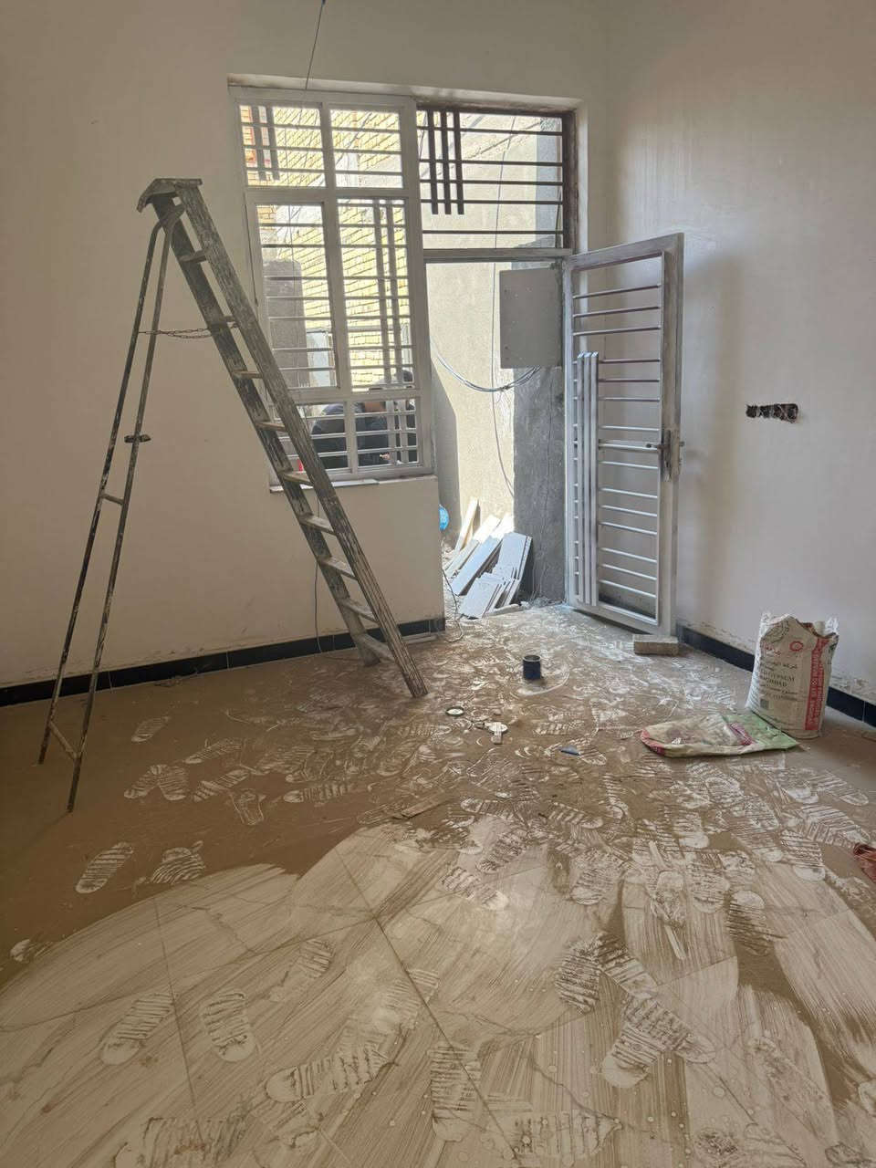 بيت ١٠٠م خلفي طابو صرف بسمي سعره ٦٧
***********
بناء حديث طابوق وصب كونكريت غير مسكون صاله سبوع من كمل اسلمك مفتاح مع ماطور وتانكي  يتكون من غرفه وصاله وستقبال وصحيات ومنور ومطبخ سعره قفل قفل ٦٧ونص قفل
