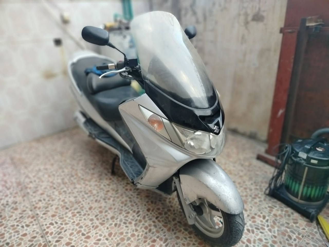 السلام عليكم للبيع سكاي ويف 250 جاهزه وبحاله جيده  ستاند كهرباء كلوب جنطه لايت عالي ناصي مكينه مجفته العنوان كوت داموك  600 وبيها مجال بسيط 
***********
