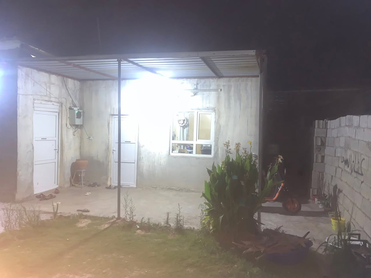 السلام عليكم
بيت للبيع 
تجاوز مسجل رقم بلديه
قرب موقف الباصات
200م يحتوي على غرفتين نوم وهول واستقبال
ومطبخ ومخزن وحديقه وصحيات كامله 
للاستفسار اكثر تواصل خاص 
او على الرقم ***********
