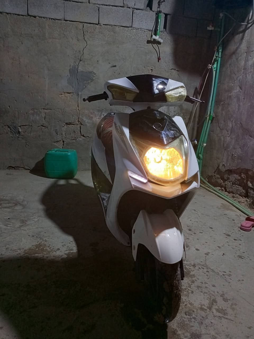 السلام عليكم دراجه سكنس اصوليه نضيفه وكلشي شغال بيها اشاير لايت عالي ناصي سلف هندر فقط كيج البانزين فالت السعر 450عنوان البصره جبيله رقمي ***********
