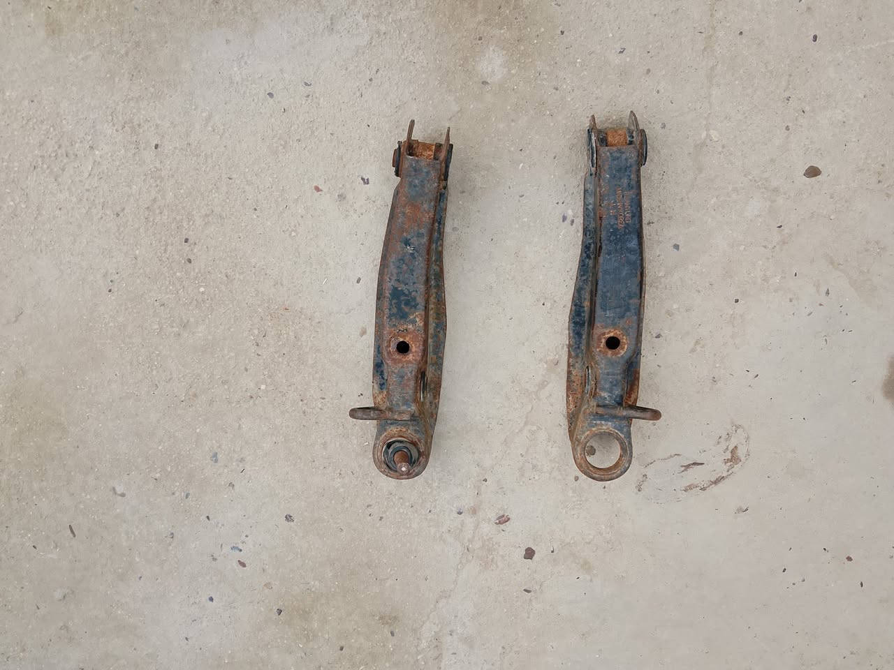 سلام عليكم غراض سيارة برنس لبيع انتصل عل هاذه رقم ***********
