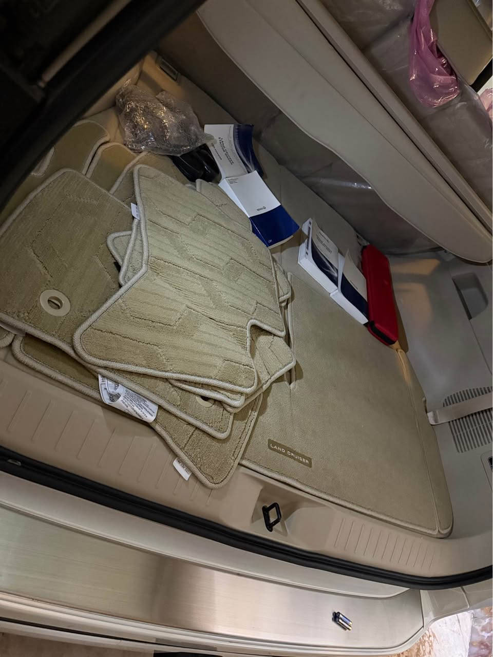 لاندكروز 2024 ساز كفالة عامة فقط خدش بالباب موضح بالصورة 
سيارة اخت الزيرو 
العداد : 11,000
مكان بغداد 
سعرها مناسب 
*********** بغداد, العراق
