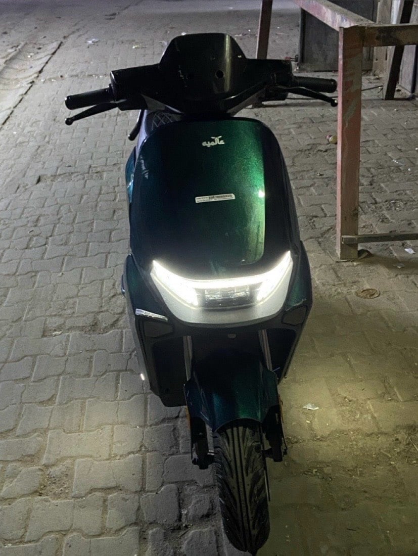 دراجة كهربائية عصرية وجاهزة للاستخدام، تناسب التنقل داخل المدينة بكل سهولة. تصميم جذاب مع لون لامع ومتوهج يجعلها ملفتة للنظر. الدراجة بحالة جيدة وتتميز بأداء ممتاز للأضواء الأمامية والخلفية.



