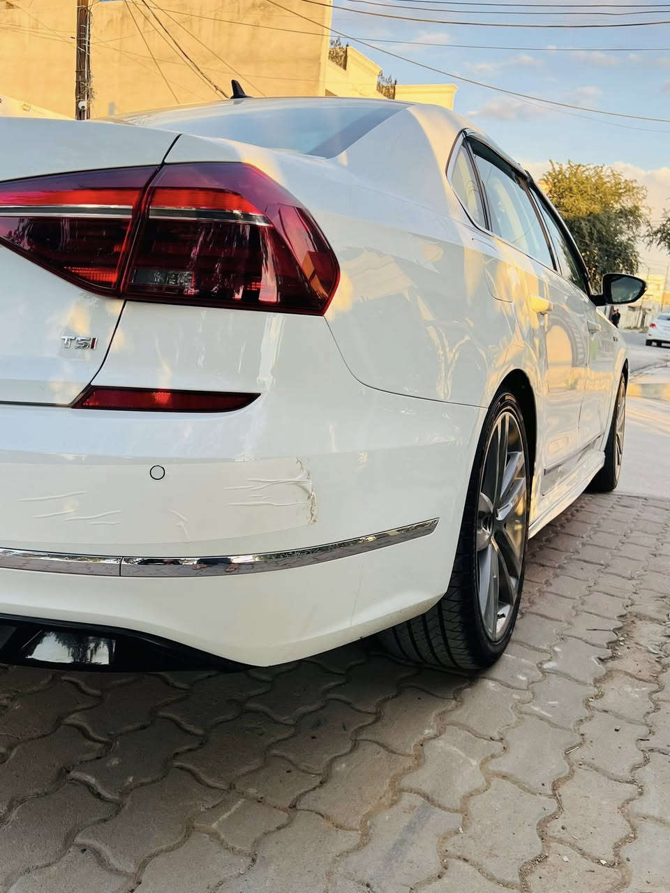 السلام عليكم
فولكس واكن باسات 2019 Rline فول مواصفات

ماشي 121 ميل 

رقم اربيل 

محرك 2000 تيربو  

بصمه

سلايت

تشغيل عن بعد 

رادار جانبي وامامي وخلفي 

تحديد مسار 

قطعتين تبريد 

كشن جلد 

كهربائي 

هيتر

لايت زنون وحاجب

صندوق يفتح على القدم 

بعد بيها مواصفات  هوايه ال Rline معروفه مواصفاته

السياره نظيفه وجاهزه 

الضرر موجود بالمنشور 

يرهم ( مراوس)***********

المكان. كركوك شارع القدس 

السعر . 158 .  وبيها مجال قليل
