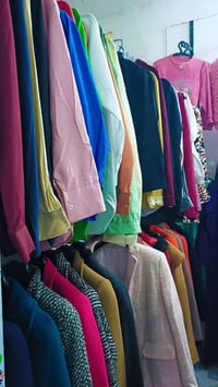 محل • كوزمتك وملابس • بيع جملة