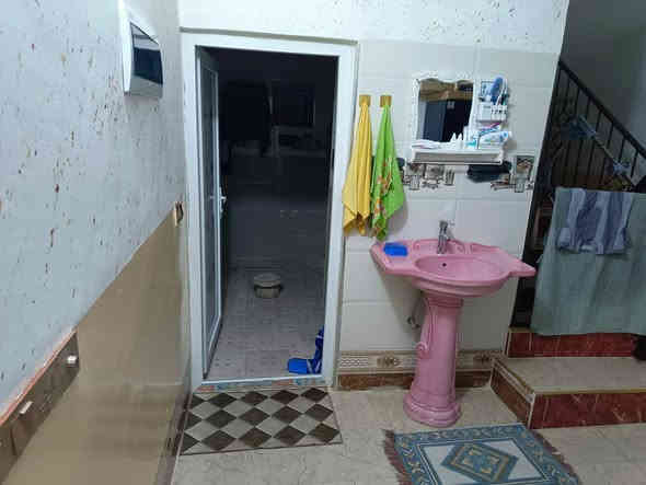 دار للبيع. محجوز للمصرف العقار
 دار للبيع. #طابقين مساحه ٣١٢ ونص   الواجهه ١٢او نص العمق ٢٥متر 
موقع حي #العسكري قرب مدرسه زهره الصباح خلف التجاري بين قديم حجر بس مرمم  جديد كهربائية ماء مجاري أو القاط الثاني بناء جديد غرفه صحيفة  بيتونه شارع المستوصف 
مطلوب المصرف العقاري ٨٥مليون التسديد ٤٣٨الف 
مقدمه. 108 مليون
للاتسفسار الرقم
***********
الروان للعقار كركوك
