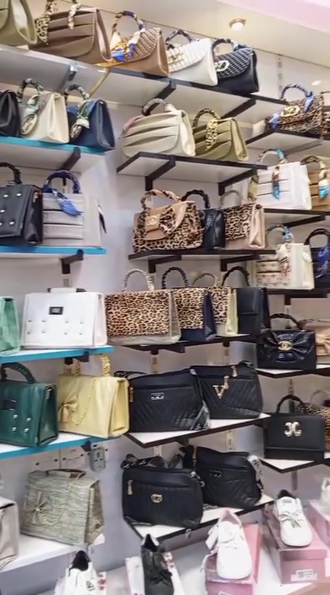 السلام عليكم بضاعه جديده مال محل عزل محتاجهم بسعر اقل الجمله ***********
