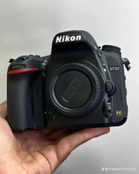 للبيع 850 قفل   هيه وزوم فول افريم غنيه عن التعريف 750D مع رام وبطاريا...