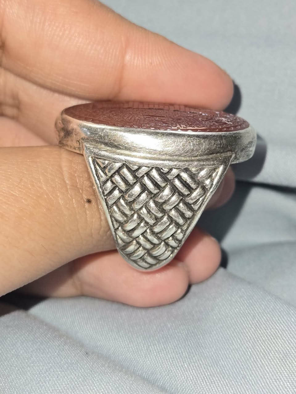 خاتم من العقيق اليماني لونين مكتوب سورة المباركه الفاتحه إمضاء رفيع خط يدوي والبسمله كوفي هندسي صياغة صادق الطائي ... سعر الخاتم 450 الف وبيه مجال بسيط للشراي


**إذا كنت صاحب هذا الإعلان وتريد حذفه لأي سبب، رجاءا أرسل رسالة إلى الدعم الفني**